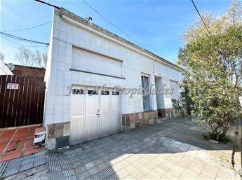 EN VENTA DESTACADA PROPIEDAD EN EL CENTRO DE COLONIA