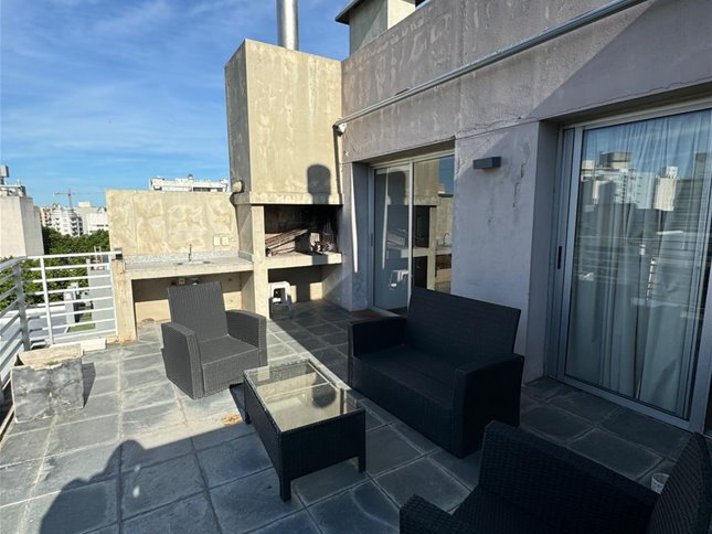 EXCELENTE PENT-HOUSE AMUEBLADO TERRAZA Y PARRILLERO