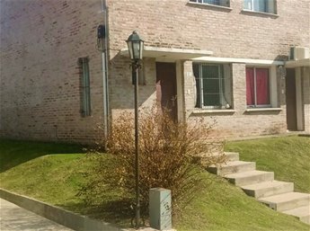 EN VENTA: Impecable vivienda en zona comercial.