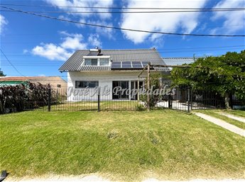 EN VENTA CASA DE 4 DORMITORIOS CON APTO ANEXO, COLONIA