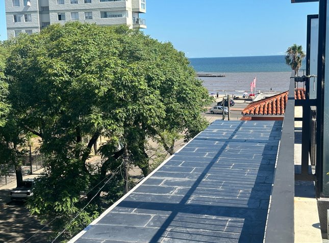 MALVIN Venta con Renta Apartamento 2 Dormitorios en Duplex con terrazas y parrillero de uso exclusivo, muy buena ubicación a media cuadra de la Rambla, Renta actual: USD1.167- - foto 3