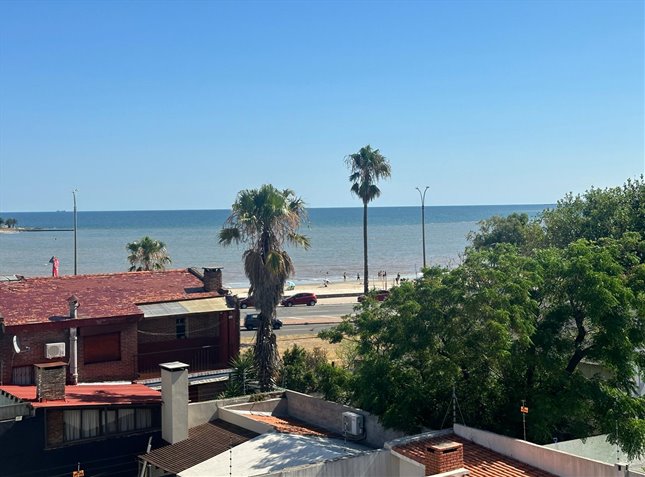 MALVIN Venta con Renta Apartamento 2 Dormitorios en Duplex con terrazas y parrillero de uso exclusivo, muy buena ubicación a media cuadra de la Rambla, Renta actual: USD1.167- - foto 2
