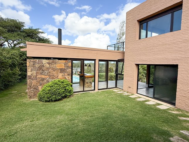 Casa de 3 dormitorios y servicio - Lomas de La Tahona - foto 3