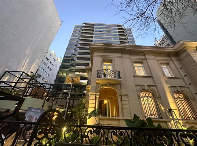POCITOS Edificio Jardín Castellanos Venta Apartamento 2 Dormitorios, muy luminoso, vistas despejadas, finas terminaciones, AMENITIES: Piscina climatizada, Barbacoa, Gimnasio, Laundry - foto 4