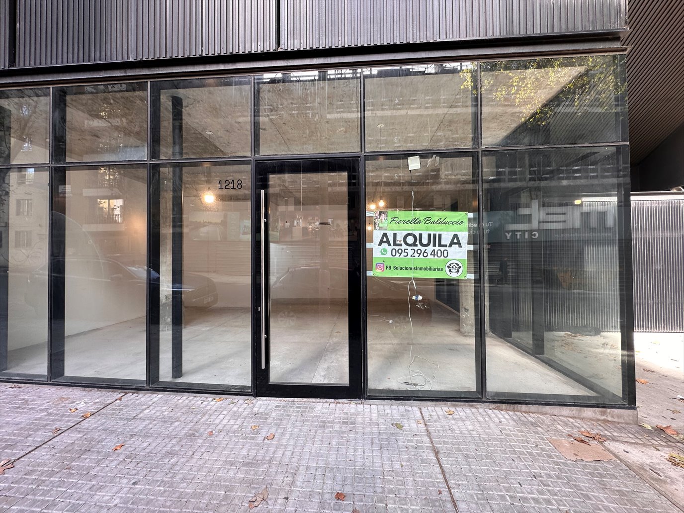 local vidrieras al frente en centro con aa, baño y cocina · Foto 4