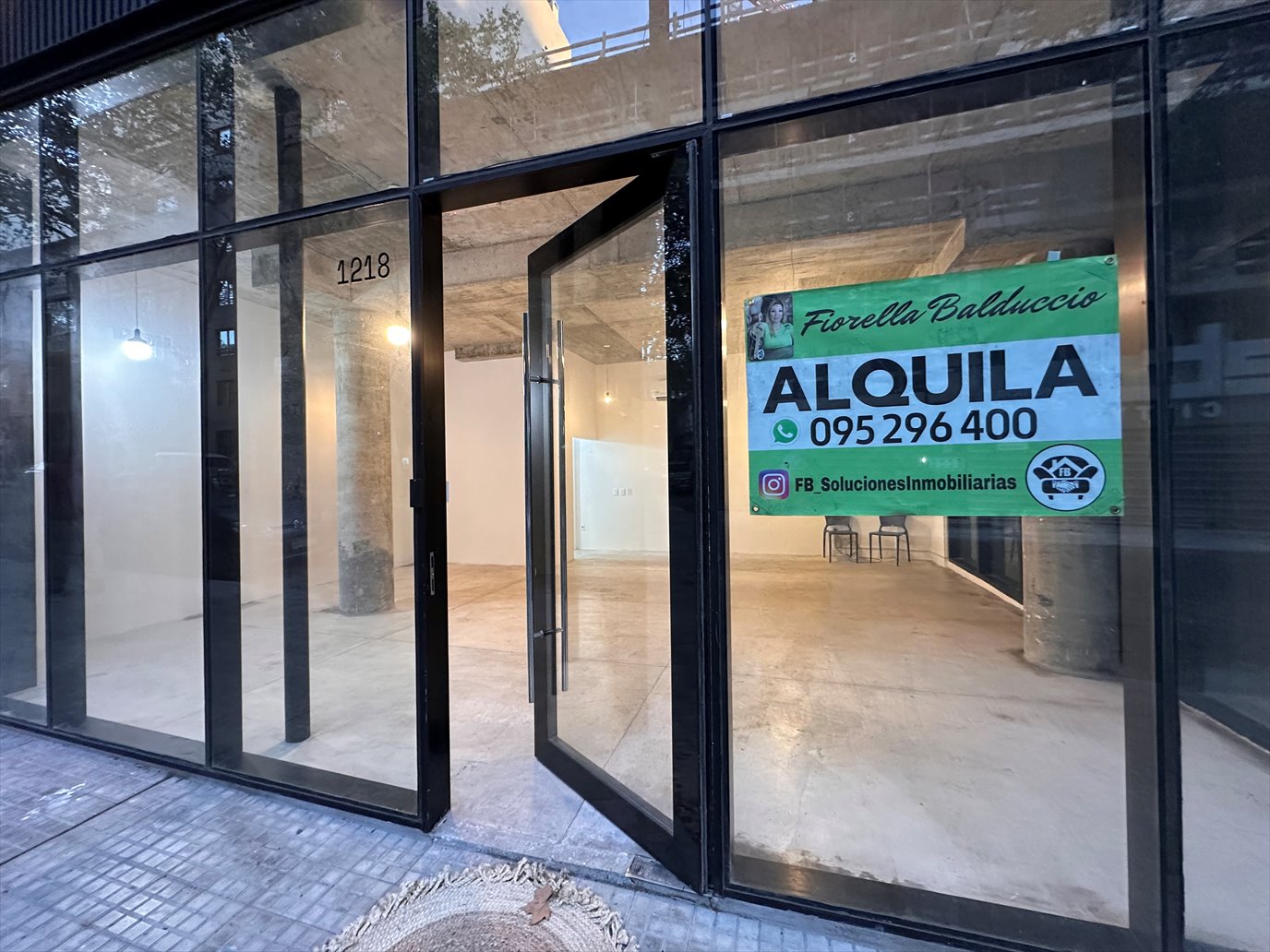 local vidrieras al frente en centro con aa, baño y cocina · Foto 1