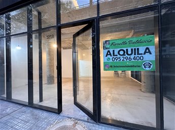 local vidrieras al frente en centro con aa, baño y cocina
