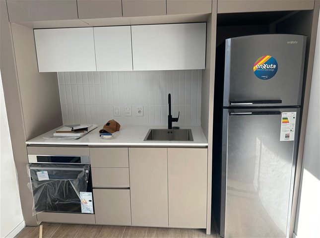 PUNTA CARRETAS Venta magnífico Apartamento de 1 Dormitorio 1er piso con patio de uso exclusivo, muy buena ubicación a metros de la Rambla, con Garaje, ya equipado y amueblado - foto 3