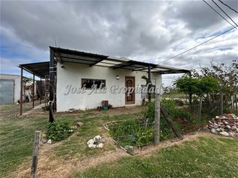 EN VENTA IMPECABLE CASA DE 2 DORMITORIOS, COLONIA