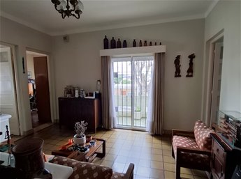 Venta Casa 2 dorm.  terraza con parrillero en Barrio Pérez Castellanos Planta Alta. muy luminosa y segura