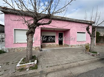 EN VENTA CASA DE 2 DORMITORIOS CON GALPÓN EN EL CENTRO DE JUAN LACAZE, COLONIA