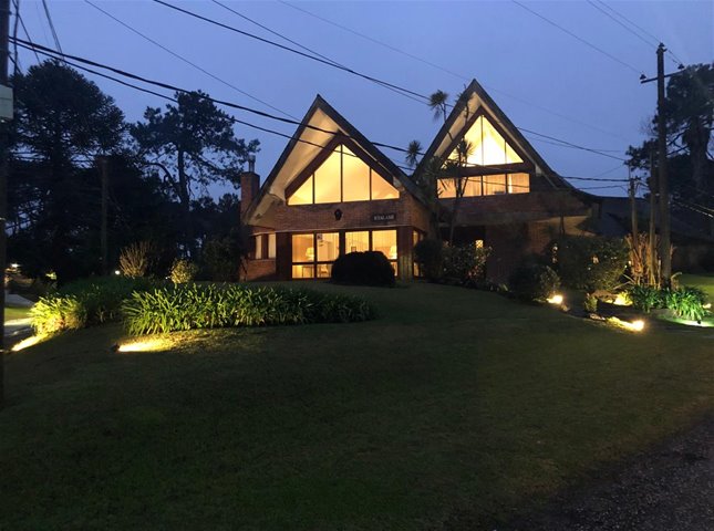 Venta y Alquiler temporal de hermosa casa 5 dormitorios y Pisicna climatizada Lugano