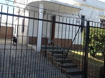 Excelente Casa Con Renta, 3 Dormitorios, Garajes Y Barbacoa