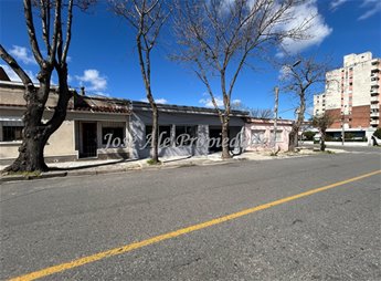EN VENTA HERMOSA PROPIEDAD COMPLETAMENTE RECICLADA UBICADA EN EL CENTRO DE LA CIUDAD DE COLONIA.