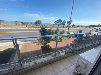 APARTAMENTO DE NIVEL EN 1ERA LINEA 3 DORMITORIOS GRAN PATIO CON PARRILLERO