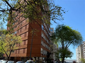 Se vende hermoso apartamento en Pocitos próximo a la Rambla de 4 dormitorios, 2 baños, garaje y calefacción Central.