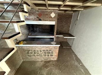 Atención inversionistas! Casa en PH ideal para rentas. 3 dormitorios y un baño, posee otro planificado sin finalizar. Estufa a leña y Parrillero techado, Patio al frente y terraza en azotea.