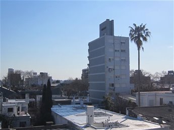 En la zona mas exclusiva de Montevideo; frente a Shopping,Worlde Trade Center y próximo a Rmbla. Ambiente luminoso y con vista despejada; con placar,cocina,,Aire acondicionado.