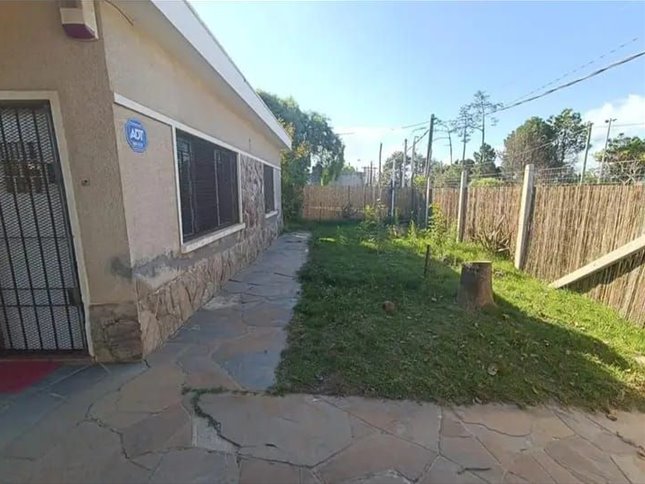 Casa en esquina- Parque del Plata –  4 Dormitorios - 2 Baños