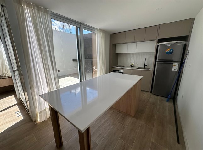 PUNTA CARRETAS Venta magnífico Apartamento de 1 Dormitorio 1er piso con patio de uso exclusivo, muy buena ubicación a metros de la Rambla, con Garaje, ya equipado y amueblado - foto 2