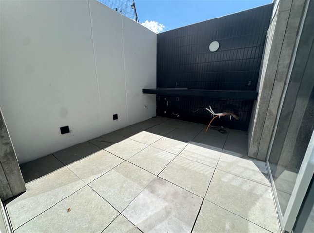 PUNTA CARRETAS Venta magnífico Apartamento de 1 Dormitorio 1er piso con patio de uso exclusivo, muy buena ubicación a metros de la Rambla, con Garaje, ya equipado y amueblado - foto 4