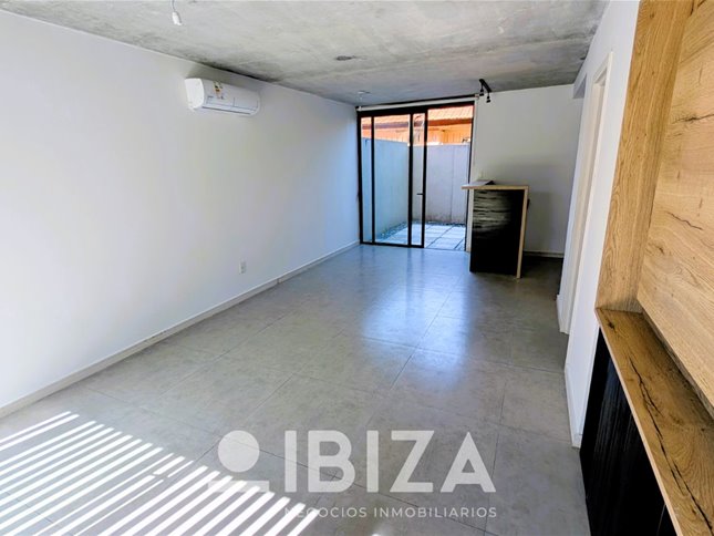 Venta Casa Dúplex con renta 2 dormitorios con cochera y parrillero - Carrasco Norte - foto 3