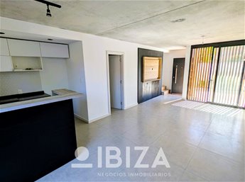 Venta Casa Dúplex con renta 2 dormitorios con cochera y parrillero - Carrasco Norte