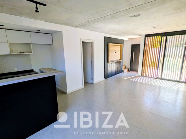 Venta Casa Dúplex con renta 2 dormitorios con cochera y parrillero - Carrasco Norte - foto 2