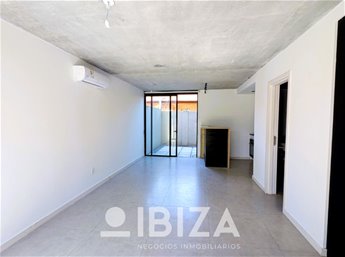 Venta Casa Dúplex con renta 2 dormitorios con cochera y parrillero - Carrasco Norte - foto 5