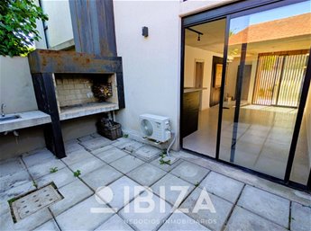 Venta Casa Dúplex con renta 2 dormitorios con cochera y parrillero - Carrasco Norte - foto 7