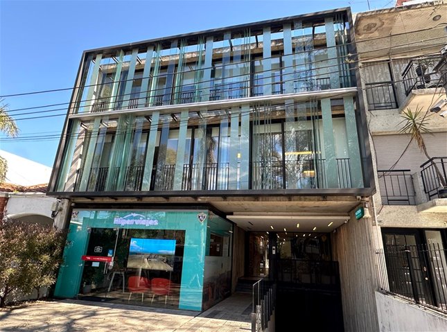 POCITOS NUEVO Venta con Renta Oficina 50m2, muy luminosa, de finos materiales, incluye Garaje, muy buena ubicación a metros de Word Trade Center, Renta actual: USD1.100- - foto 2