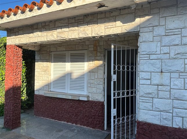 CASA AL FRENTE BUEN ESTADO CON GARAGE Y GRAN FONDO