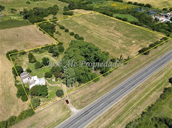 OPORTUNIDAD EN VENTA CAMPO DE 4HAS y 8.322M CON CASA DE 3 DORMITORIOS UBICADO ENTRE RUTA Nº1 Y JUAN LACAZE, COLONIA.