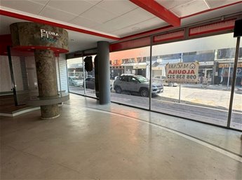 LOCAL COMERCIAL ESQUINA MACARI ALQUILA