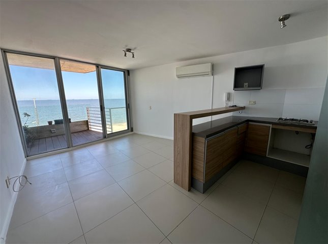 MALVIN Venta con Renta Apartamento 1 Dormitorio, vista al mar y terrazas, primera línea de la Rambla con Garaje, AMENITIES: Barbacoa con parrillero, Solarium, Laundry - foto 4