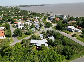 EN VENTA EXCLUSIVA PROPIEDAD 2619M2 DE DISEÑO MODERNO, INTEGRADA CON LA NATURALEZA, COLONIA.