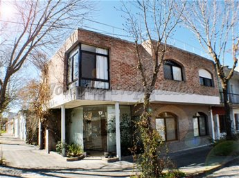 EN VENTA LOCAL COMERCIAL EN PB Y APTO DE 2 DORMITORIOS EN PA, UBICADOS EN IMPORTANTE ESQUINA BARRIO PUEBLO NUEVO A METROS DEL SHOPPING DE COLONIA