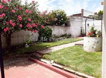 EN VENTA EXCLUSIVIDAD PROPIEDAD EN ESTRATEGICA UBICACION, A METROS DE LA RAMBLA Y ZONA COMERCIAL DE APARICIO SARAVIA. COLONIA.