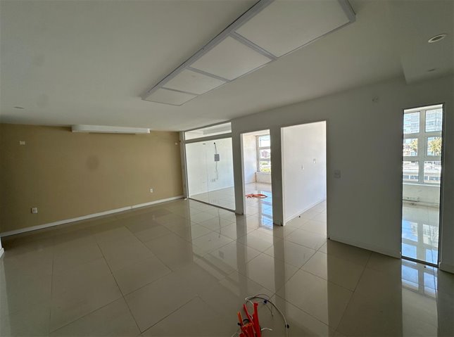 PARQUE BATLLE Alquiler magnífica Oficina Piso 7 al frente, amplios ventanales, muy luminosa, finas terminaciones, 2 Baños y 2 entradas independientes - foto 3