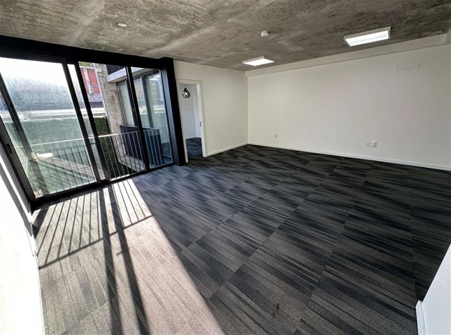 POCITOS NUEVO Venta con Renta Oficina 50m2, muy luminosa, de finos materiales, incluye Garaje, muy buena ubicación a metros de Word Trade Center, Renta actual: USD1.100- - foto 3