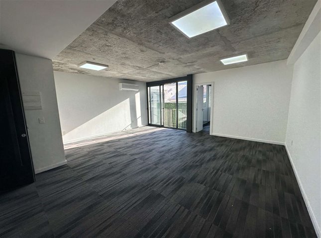 POCITOS NUEVO Venta con Renta Oficina 50m2, muy luminosa, de finos materiales, incluye Garaje, muy buena ubicación a metros de Word Trade Center, Renta actual: USD1.100- - foto 4
