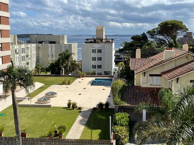 PUNTA DEL ESTE Península Alquiler Anual Apartamento 1 Dormitorio Duplex con vista al mar, unidad muy luminosa en muy buena ubicación a 1 cuadra de la Rambla, Gastos comunes ya incluídos - foto 2