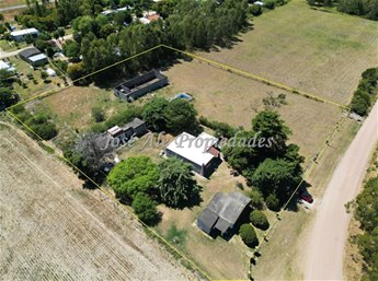 EN VENTA CHACRA UBICADA EN RIACHUELO A METROS DE RUTA Nº1, CON 2 CONSTRUCCIONES Y 7092M2 DE TERRENO, COLONIA.