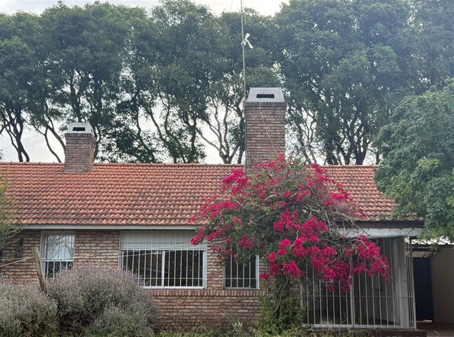 Sobre Uspallata buen chalet de sólida construcción con hermoso parque verde, barbacoa y departamento independiente, garages y cochera ! - foto 2