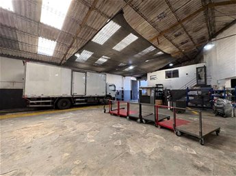 TRASPASO DE AQUILER LOCAL COMERCIAL EN ZONA TRES CRUCES. 600M2, DOBLE ENTRADA VEHICULAR, OFICINAS, DEPOSITO, GALPON