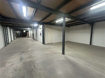 Venta local industrial, comercial o deposito. Galpon en La Comercial