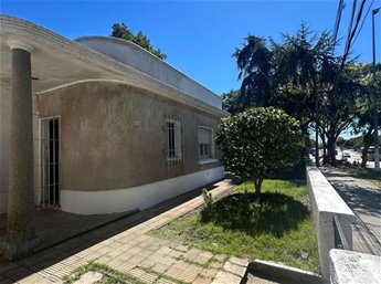Inversores: padrón sobre General Flores con salida a dos calles y potencial división en 4 unidades