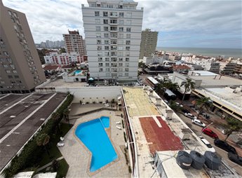Se vende Apto en la Península de Punta del Este. 2 dormitorios y 2 baños uno de ellos en suite, gran balcón tipo terraza con vistas despejadas a la Mansa y la Brava