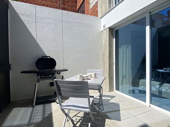 PUNTA CARRETAS Venta Apartamento 1 Dormitorio con patio de uso exclusivo, ya amueblado y equipado, muy buena ubicación a metros de la Rambla y pocas cuadras del Shopping - foto 3
