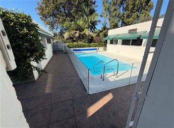 VENTA DE CASA 4 DORMITORIOS UNA PLANTA FONDO VERDE PISCINA BARBACOA